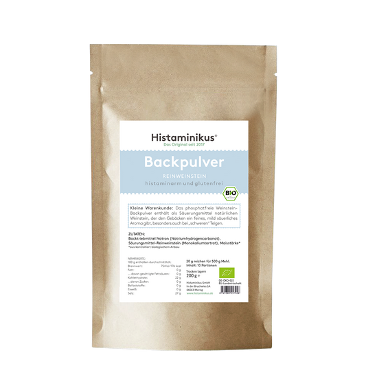 Beiger Standbeutel mit weiß-blauem Etikett. Aufschrift: „Histaminikus – Das Original seit 2017“, „Backpulver – REINWEINSTEIN – histaminarm und glutenfrei“. Das Etikett enthält Angaben zu Zutaten, Nährwerten, Anwendung und eine kleine Warenkunde über die Verwendung von natürlichem Weinstein als Säuerungsmittel. Aufdrucke für Bio- und EU-Zertifizierung sowie Herstellerinformationen unten rechts.