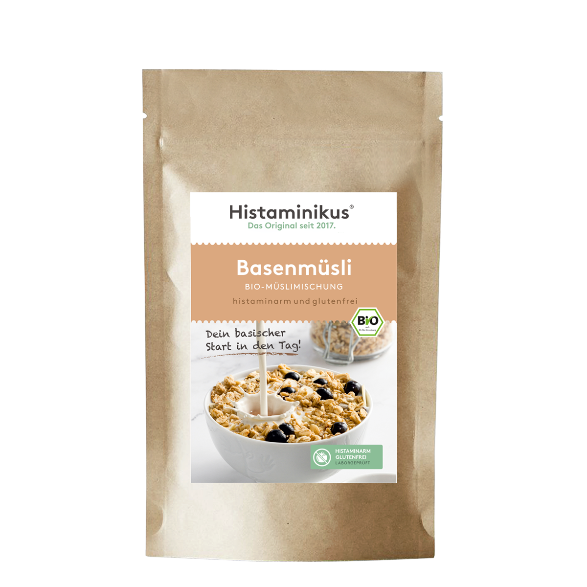 Braune Standbodenverpackung mit Etikett des Produkts „Basenmüsli“. Aufschrift „Histaminikus, das Original seit 2017“. Darunter Produktname „Basenmüsli – Bio-Müslimischung“. Text „histaminarm und glutenfrei“. Abgebildet ist eine weiße Schale mit Müsli, Milch wird hineingegossen. Im Müsli sind dunkle Beeren zu erkennen. Links daneben steht „Dein basischer Start in den Tag!“. Bio-Siegel und ein grünes Icon mit „Histaminarm & Glutenfrei laut Rezeptur“.