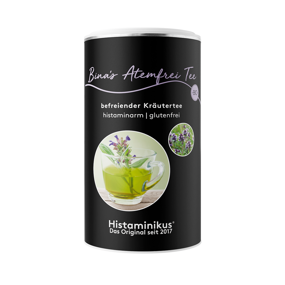 Freigestellter Packshot der runden Dose „Bina’s Atemfrei Tee“ vor weißem Hintergrund. Schwarzes Etikett mit Text „befreiender Kräutertee – histaminarm | glutenfrei“, großes Foto einer Glas-Tasse mit grünem Kräutertee und Kräutern, daneben kleine runde Detailaufnahme blühender Kräuter.