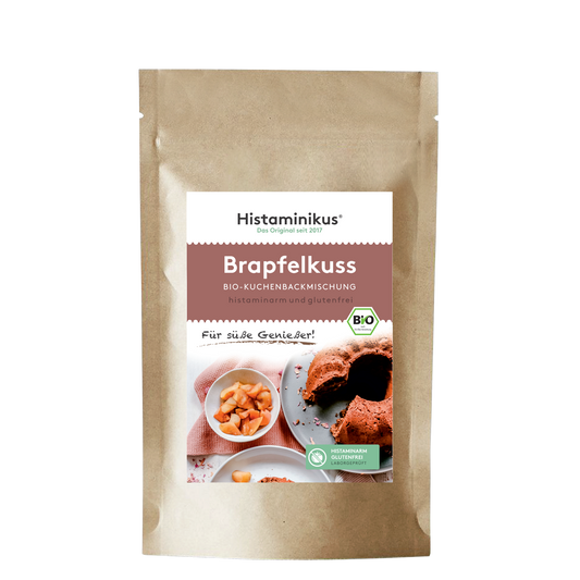 Braune Standbodenverpackung mit Etikett „Brapfelkuss – Bio-Kuchenbackmischung“. Auf dem Etikett ein Gugelhupf, Apfelstückchen, Bio- und histaminarm-Label.