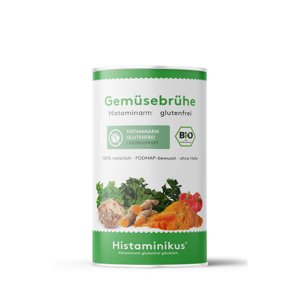 Weiße Dose mit grünem Deckelrand und grünem Etikett unten. Aufschrift „Gemüsebrühe – Histaminarm, glutenfrei“. Abgebildet sind verschiedene Gemüse und Gewürze wie Sellerie, Kurkuma, Karotten, Petersilie und Paprika. Daneben ein grünes „BIO“-Siegel.