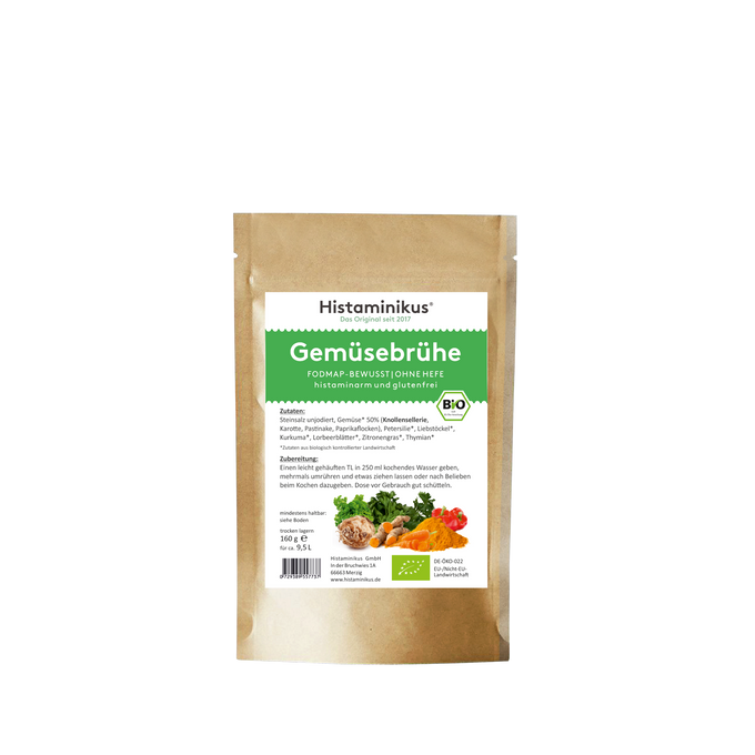 Braune Beutelverpackung der Histaminikus Gemüsebrühe. Auf der Vorderseite befindet sich ein weiß-grünes Etikett mit der Produktbezeichnung „Gemüsebrühe“ sowie Hinweisen zu FODMAP-bewusster Rezeptur, ohne Hefe, histaminarm und glutenfrei. Unten sind abgebildete Zutaten wie Sellerieknolle, Karotten, Kräuter, Paprika und Gewürze zu sehen.