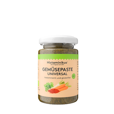 Render Foto des Produktes "Gemüsepaste Universal". Ein kleines Glas mit weißem Deckel. Die Paste innerhalb des Glases ist grün-braun und von stückiger Struktur. Das Etikett des Glases ist hell und trägt die Aufschrift "Histaminikus, das Original seit 2017". Darunter befindet sich der Titel des Produktes " Gemüsepaste Universal". Darunter sind Karotten, Pastinake und Petersilie zu sehen. Das Produkt wird als histaminarm und glutenfrei bezeichnet.