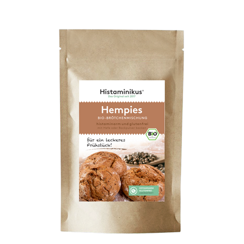 Standbodenverpackung aus braunem Papier mit weißem Etikett. Beschriftet mit „Hempies – Bio-Brötchenmischung“. Darunter Foto von drei Brötchen.
Mit dem Text: „für ein leckeres Frühstück!“ und Bio-Siegel.