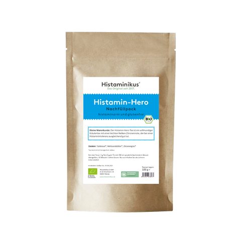Beigefarbene Nachfüllverpackung mit blauem Etikett. Produktname „Histamin-Hero“, darunter die Angabe „histaminarm und glutenfrei“. Beschreibung: vollmundiger Kräutertee mit Nelken-Zitronennote zur Unterstützung bei Histaminintoleranz. BIO-Siegel vorhanden.