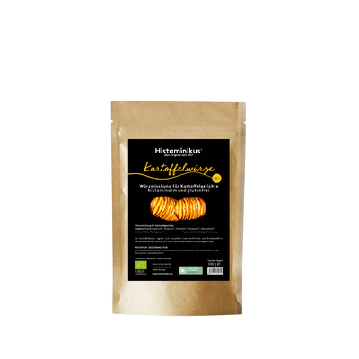 Standbeutel mit schwarzem Etikett. Oben steht „Histaminikus“, darunter in gelber Handschrift „Kartoffelwürze“. Beschriftung: „Würzmischung für Kartoffelgerichte – histaminarm und glutenfrei“. Abgebildet sind zwei gebackene Hasselback-Kartoffeln. Unten diverse Angaben zur Verwendung, Zutaten, Bio-Siegeln und Verpackungsinformationen.