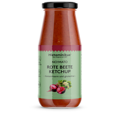 Eine Glasflasche „Rote Beete Ketchup“ von Histaminikus mit grünem Etikett. Aufschrift: „NO!MATO Rote Beete Ketchup – histaminarm und glutenfrei“. Abgebildet sind Rote Beete und Kräuter.