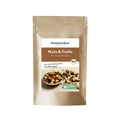 Braune Verpackung mit Etikett „Nuts & Fruits – Nuss-Frucht-Mischung“.
Darunter: „histaminarm und glutenfrei“ sowie „der histaminarme Knabberspaß!“
Abgebildet ist eine Schale mit Nüssen und Trockenfrüchten.
Grünes Siegel: „Histaminarm, glutenfrei, laborgeprüft“.
BIO-Logo oben rechts.