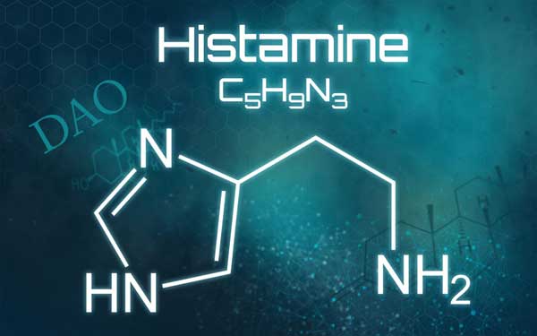 Grafik mit der chemischen Strukturformel von Histamin, der Summenformel „C₅H₉N₃“ und dem Schriftzug „Histamine“ auf blauem Hintergrund. Im Hintergrund ist der Begriff „DAO“ angedeutet.