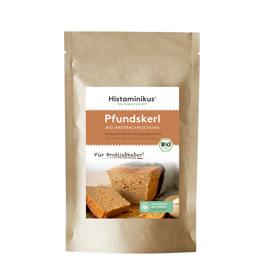 Beutel mit der glutenfreien Bio-Brotbackmischung „Pfundskerl“ von Histaminikus, stehend vor weißem Hintergrund.
Etikett in Braun-Weiß mit Produktname, Bio-Siegel und Hinweis: „histaminarm und glutenfrei – mit Hefe oder Backpulver backen“.
Darunter: Foto eines aufgeschnittenen, saftigen Brots und Schriftzug „Für Brotliebhaber!“
Unten: grünes Label „histaminarm, glutenfrei, laborgeprüft“