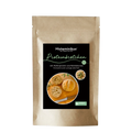 Vorderansicht einer braunen, stehenden Papiertüte mit Produktetikett „Histaminikus Proteinbrötchen“. Auf dem Etikett sind zwei runde, aufgeschnittene Brötchen mit sichtbaren Kürbiskernen sowie ein Brotmesser auf einem Holzbrett abgebildet. Die Beschriftung auf dem Etikett lautet: „mit Haferprotein und Kürbiskernen, histaminarm und glutenfrei“. Rechts oben auf dem Etikett ist ein kleines rundes Foto mit Kürbiskernen und Teigstücken zu sehen.