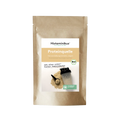 Produktfoto der „Proteinquelle“-Mischung von Histaminikus. Die Verpackung zeigt Pulver, Dosierlöffel und Shaker auf hellem Untergrund. Aufdruck mit Hinweisen wie „frei von Süßungsmitteln“, „vegan“, „histaminarm und glutenfrei“ sowie „mit allen essentiellen Aminosäuren“. Bio-Siegel und laborgeprüft-Icon ergänzen das Design.