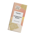 Schräg dargestellte Verpackung der veganen, histaminarmen Schokolade „Schokolotta Bianco“ von Histaminikus mit weißem Etikett, handschriftlicher Sprechblase, weißen Schokoladenstücken.