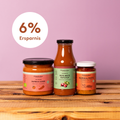 Drei histaminarme Produkte von Histaminikus – NO!MATO Paprikasoße, Rote-Bete-Ketchup und Paprika-Pesto – nebeneinander auf einem Holztisch vor violettem Hintergrund.