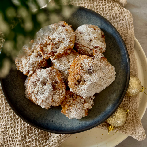 kleines Stollengebäck in einer grauen Schüssel mit WEihnachtsdeko