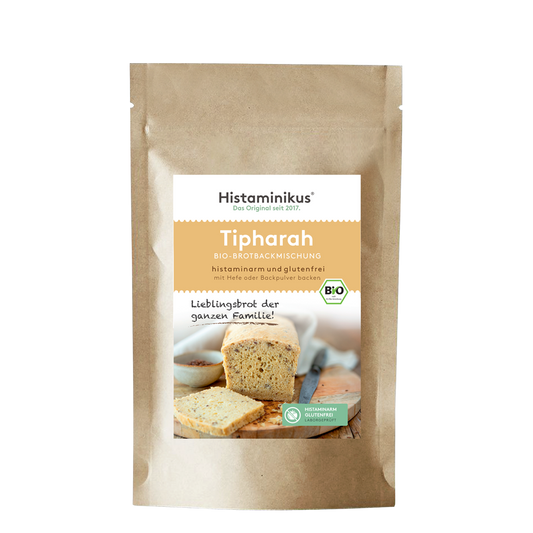 Beutelverpackung der Histaminikus Bio-Brotbackmischung „Tipharah“. Aufdruck: histaminarm und glutenfrei, mit Hefe oder Backpulver backen, Bio-zertifiziert. Abgebildet ist ein angeschnittenes helles Brot mit weicher Krume. In der Ecke das grüne Label „Histaminarm, glutenfrei, laborgeprüft“.