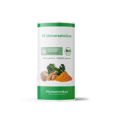 Runde Dose mit grünem Deckel und Etikett der V5 Universalwürze von Histaminikus. Auf dem Etikett stehen Angaben wie „histaminarm“, „glutenfrei“, „laborgeprüft“, „100 % natürlich“ und „FODMAP-bewusst“. Außerdem zu sehen sind die Logos für Bio-Qualität und EU-Öko-Verordnung sowie eine Abbildung von Petersilie, Kurkumapulver, Knollensellerie und Ingwer. Unten steht der Markenname „Histaminikus“ auf grünem Hintergrund.