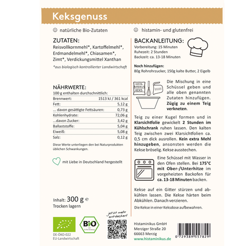 Etikett einer Keksbackmischung mit orangefarbener Überschrift „Keksgenuss“. Links Angaben zu Zutaten und Nährwerten, z. B. mit Reismehl, Erdmandelmehl und Chiasamen. Rechts eine illustrierte Schritt-für-Schritt-Backanleitung: Teig verkneten, kühlen, ausrollen, backen bei 175 °C für 13–18 Minuten. Unten Herstellerangaben, Bio-Siegel, QR-Code und Lagerhinweis.