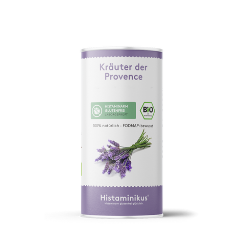 Abbildung einer Gewürzdose mit der Aufschrift „Kräuter der Provence“. Darunter Bio-Siegel sowie Hinweise wie „histaminarm“, „glutenfrei“, „100 % natürlich“ und „FODMAP-bewusst“. Auf dem Etikett ist ein Strauß frischer Lavendelzweige abgebildet. Die Dose ist in Weiß und Violett gestaltet, unten mit dem Logo von Histaminikus.