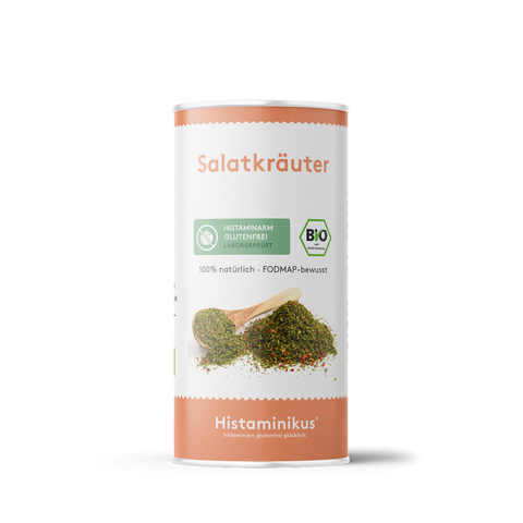 Produktabbildung der Gewürzdose „Salatkräuter“ von Histaminikus. Auf der Vorderseite Hinweise wie „histaminarm, glutenfrei, laborgeprüft“, „100 % natürlich“ und „FODMAP-bewusst“. Mit Bio-Siegel und einem Serviervorschlag mit Holzlöffel und Gewürzmischung. Unten das Markenlogo Histaminikus.