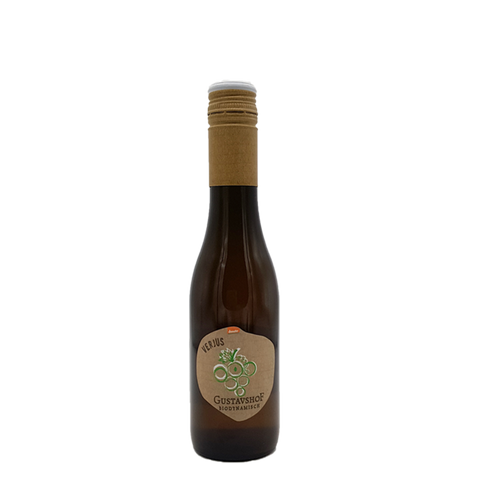 Braune Glasflasche mit Schraubverschluss und brauner Banderole. Auf dem Etikett steht „VERJUS“ sowie „Gustavshof – Biodynamisch“ mit einer stilisierten Traubengrafik.